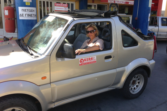 Dagmar im Mietauto in Kreta